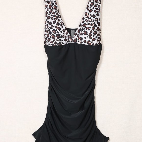 Black Plus Size Leopard Print Ruched Ruffle V Neck One-piece Swimsuit - Picture 4 of 12